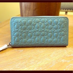 ‼️SOLD‼️COACH Leather Zip Around Accordion Wallet✨